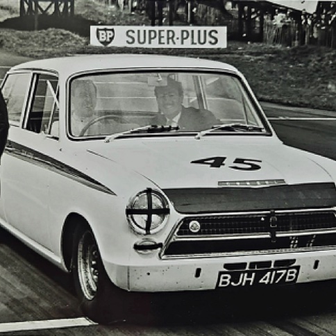 Jim avec un copilote inhabituel : Colin Chapman, rient sur la ligne d'arrivée !